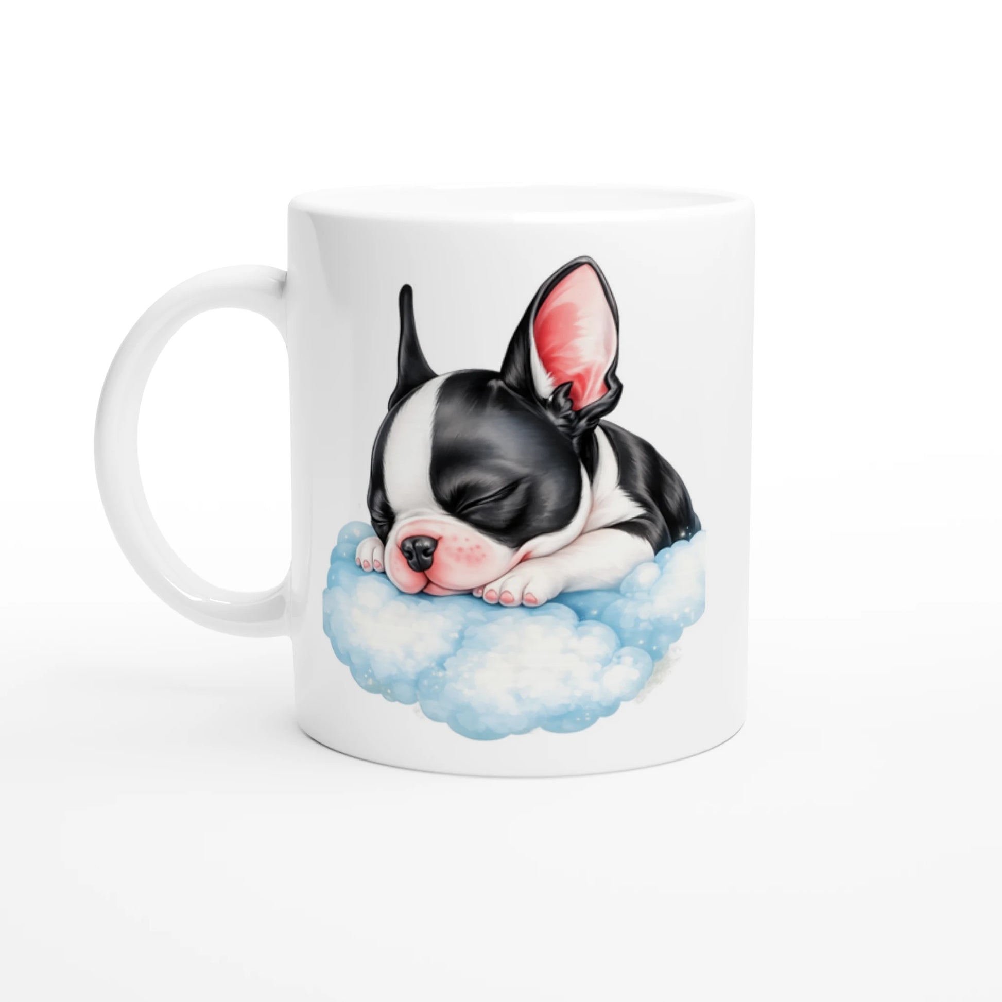 Weiße Keramiktasse mit Motiv einer schlafenden Französischen Bulldogge auf einer blauen Wolke, liebevoll und sanft gestaltet.