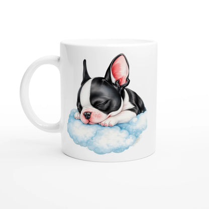 Weiße Keramiktasse mit Motiv einer schlafenden Französischen Bulldogge auf einer blauen Wolke, liebevoll und sanft gestaltet.