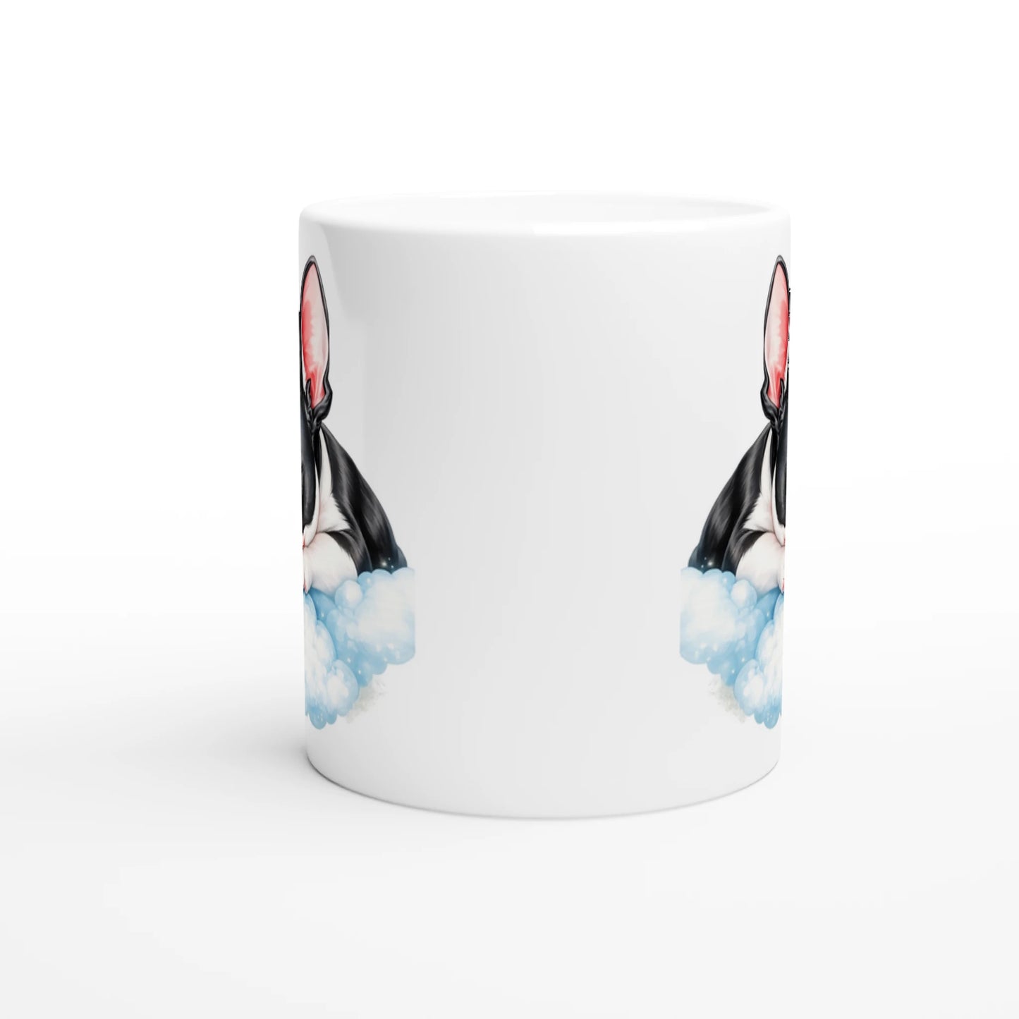 Weiße Keramiktasse mit Motiv einer schlafenden Französischen Bulldogge auf einer blauen Wolke, liebevoll und sanft gestaltet.