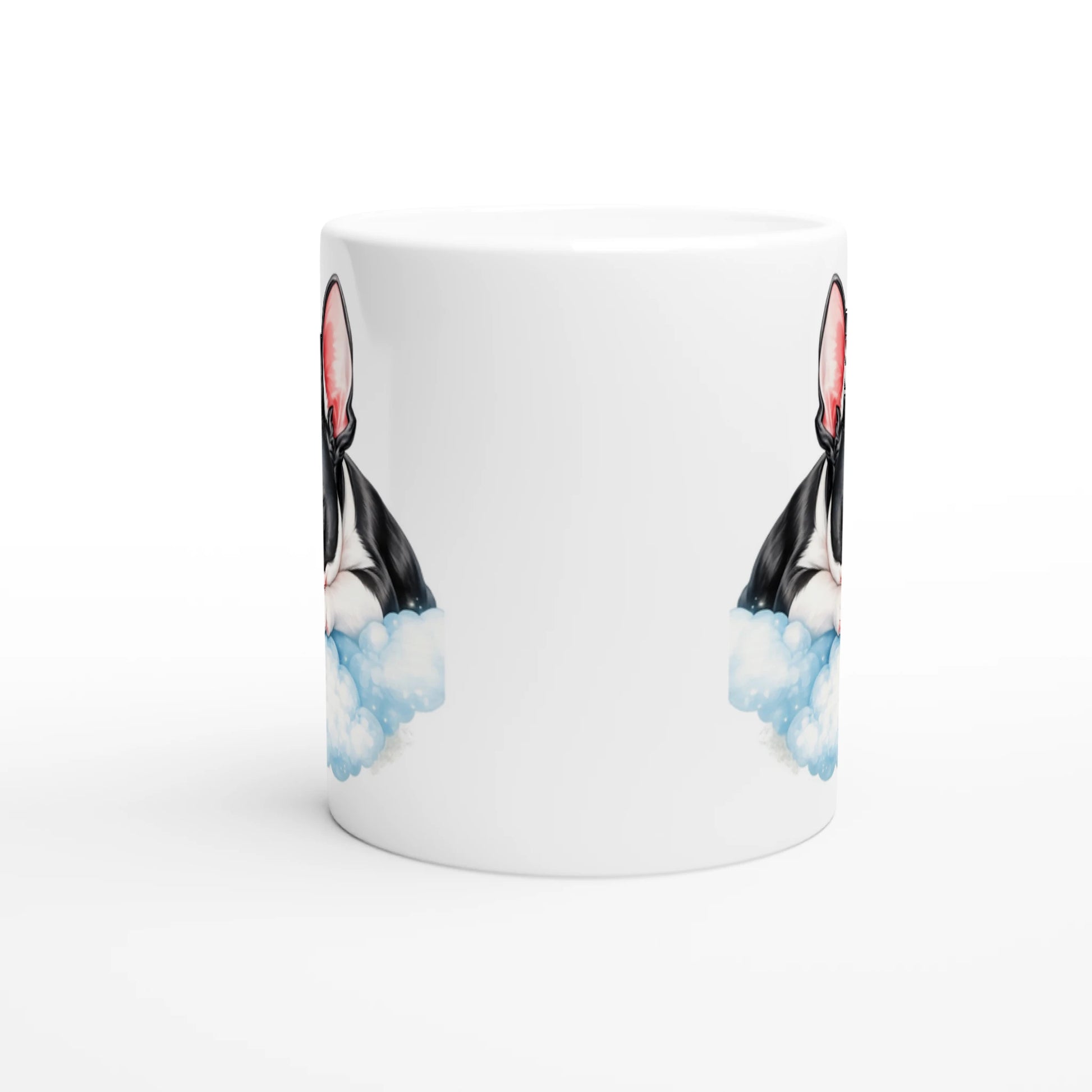 Weiße Keramiktasse mit Motiv einer schlafenden Französischen Bulldogge auf einer blauen Wolke, liebevoll und sanft gestaltet.