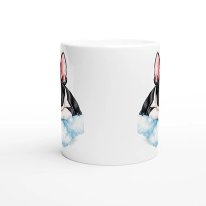 Weiße Keramiktasse mit Motiv einer schlafenden Französischen Bulldogge auf einer blauen Wolke, liebevoll und sanft gestaltet.