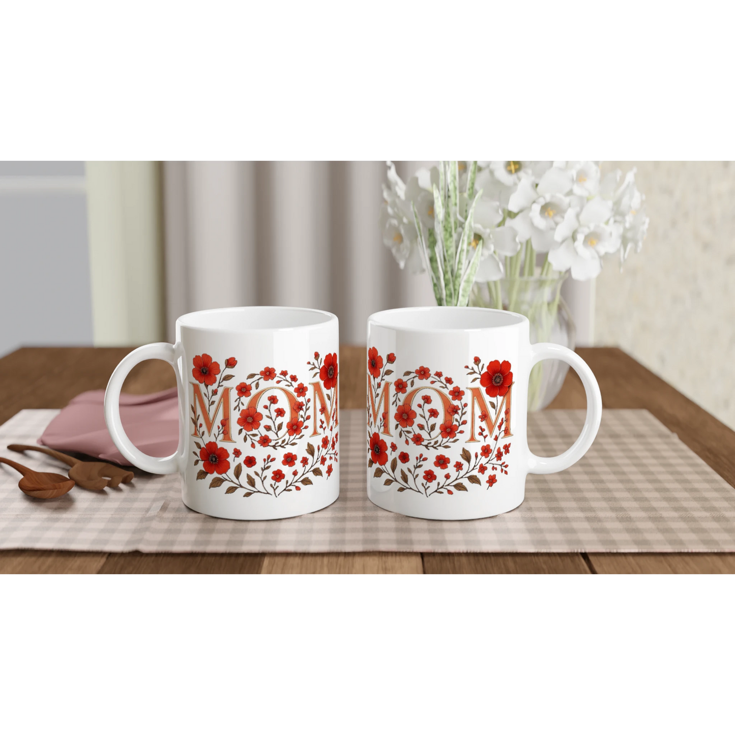 Weiße Keramiktasse mit floralem Blumenkranz und Schriftzug MOM in Rot, glänzende Oberfläche, liebevolle Geschenkidee für Muttertag oder Alltag