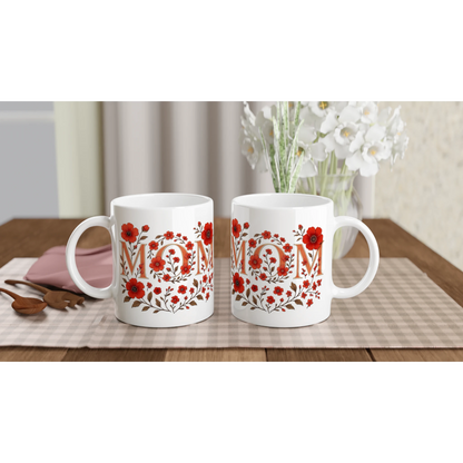 Weiße Keramiktasse mit floralem Blumenkranz und Schriftzug MOM in Rot, glänzende Oberfläche, liebevolle Geschenkidee für Muttertag oder Alltag