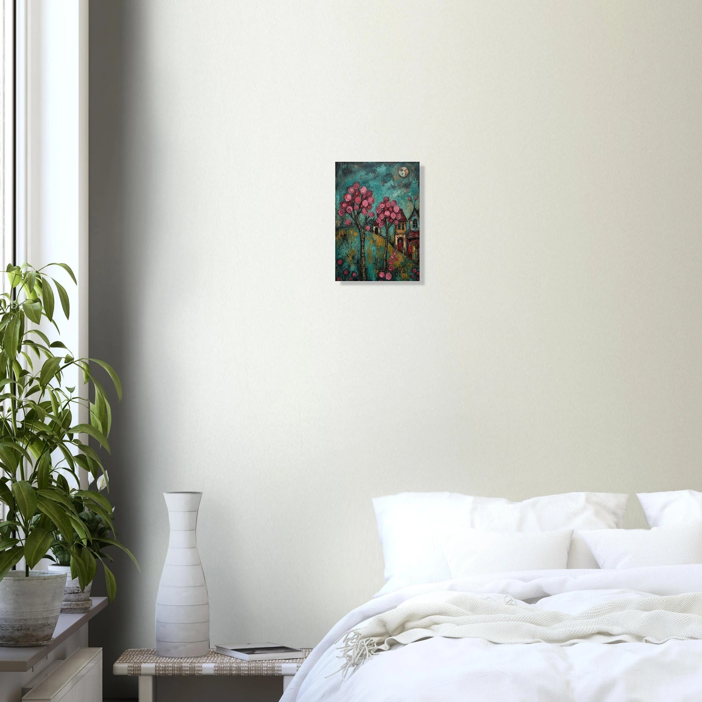 Hochwertiger Folk-Art-Kunstdruck eines Dorfes bei Nacht; mit leuchtend rosa Blütenbäumen, kleinen Häusern und Vollmond vor einem türkisblauen, malerischen Himmel.