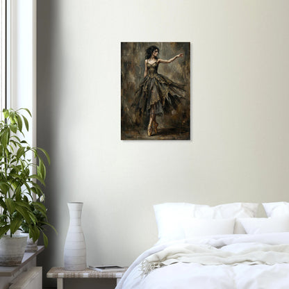 Hochwertiger Kunstdruck einer Ballerina en pointe; sie trägt ein dunkles, verziertes Kleid vor einer rauen, strukturierten Wand im Moody-Dark-Academy-Stil.
