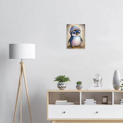 Süßer Baby-Pinguin mit gestrickter Mütze und Blütenband in Pastellfarben, zarte Blumen am Rand, Kinderzimmer-Motiv.