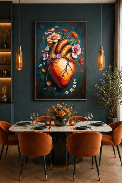Hochformatiges digitales Poster mit einem kunstvoll illustrierten anatomischen Herz in Orange-Rot, eingerahmt von Blumen vor dunklem petrolblauem Hintergrund.