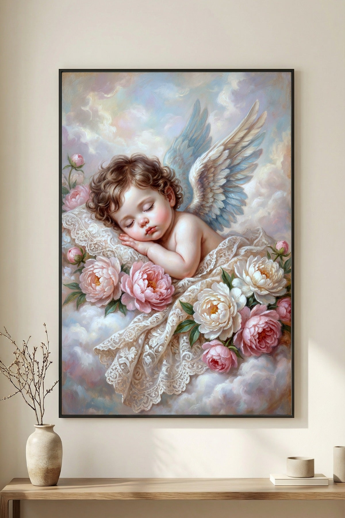 Digitales Poster mit schlafendem Engelkind auf Wolken, rosa Pfingstrosen, Engelsflügeln und pastelligem Himmel im Shabby-Chic-Stil. Hängt gerahmt an einer weißen Wand.