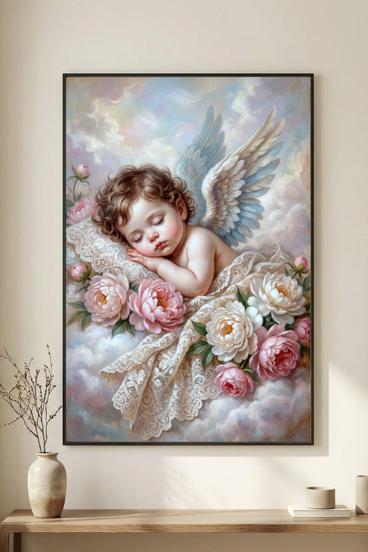 Digitales Poster mit schlafendem Engelkind auf Wolken, rosa Pfingstrosen, Engelsflügeln und pastelligem Himmel im Shabby-Chic-Stil. Hängt gerahmt an einer weißen Wand.