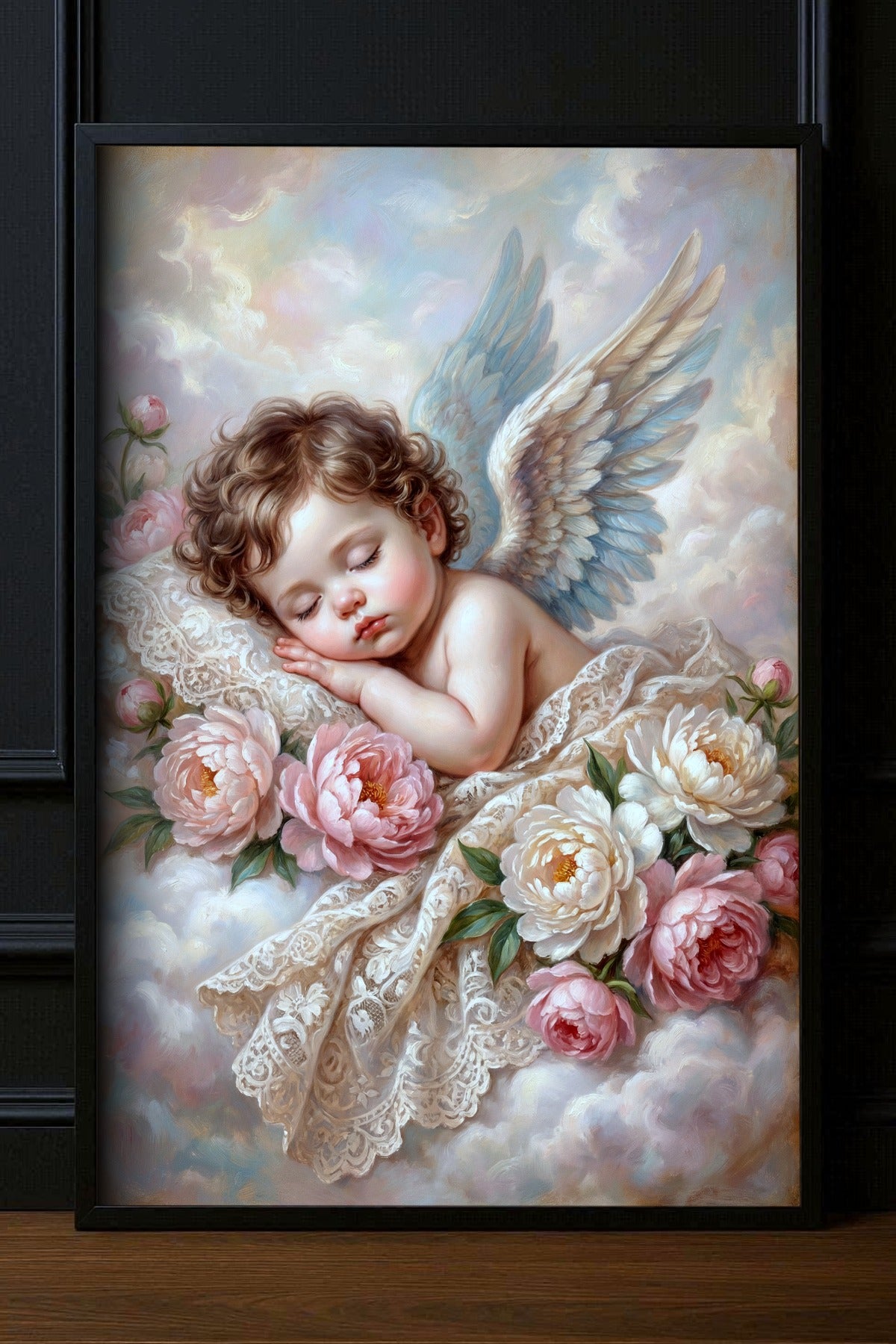 Gedrucktes Poster mit schlafendem Engelbaby auf Wolken, umgeben von rosa Pfingstrosen und zarten Flügeln im Vintage-Romantik-Stil.