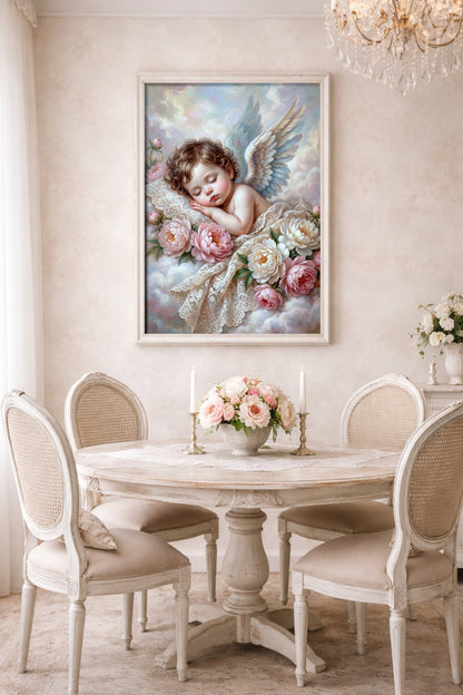 Romantisches digitales Poster mit schlafendem Engelkind auf weichen Wolken, rosa Pfingstrosen, zarten Engelsflügeln und pastelligem Himmel im Shabby-Chic-Stil. Hängt gerahmt an einer Wand in einem Esszimmer.