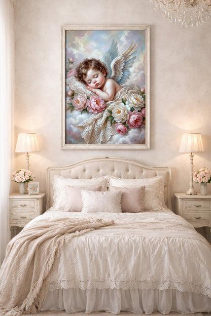 Digitales Wandbild im Shabby-Chic-Look mit Engelkind auf Wolken, rosafarbenen Pfingstrosen, feinen Flügeln und sanftem Himmel in Pastelltönen. Hängt gerahmt über einem Bett.