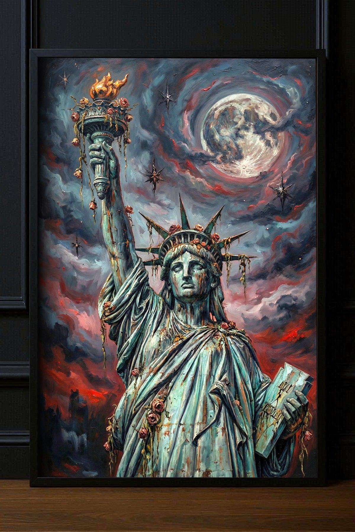 Modernes New York Poster: Freiheitsstatue vor großem Vollmond mit dramatischen Wolken, roten Akzenten und Rosen – Mystische Amerika Wanddeko im Industrial Look.