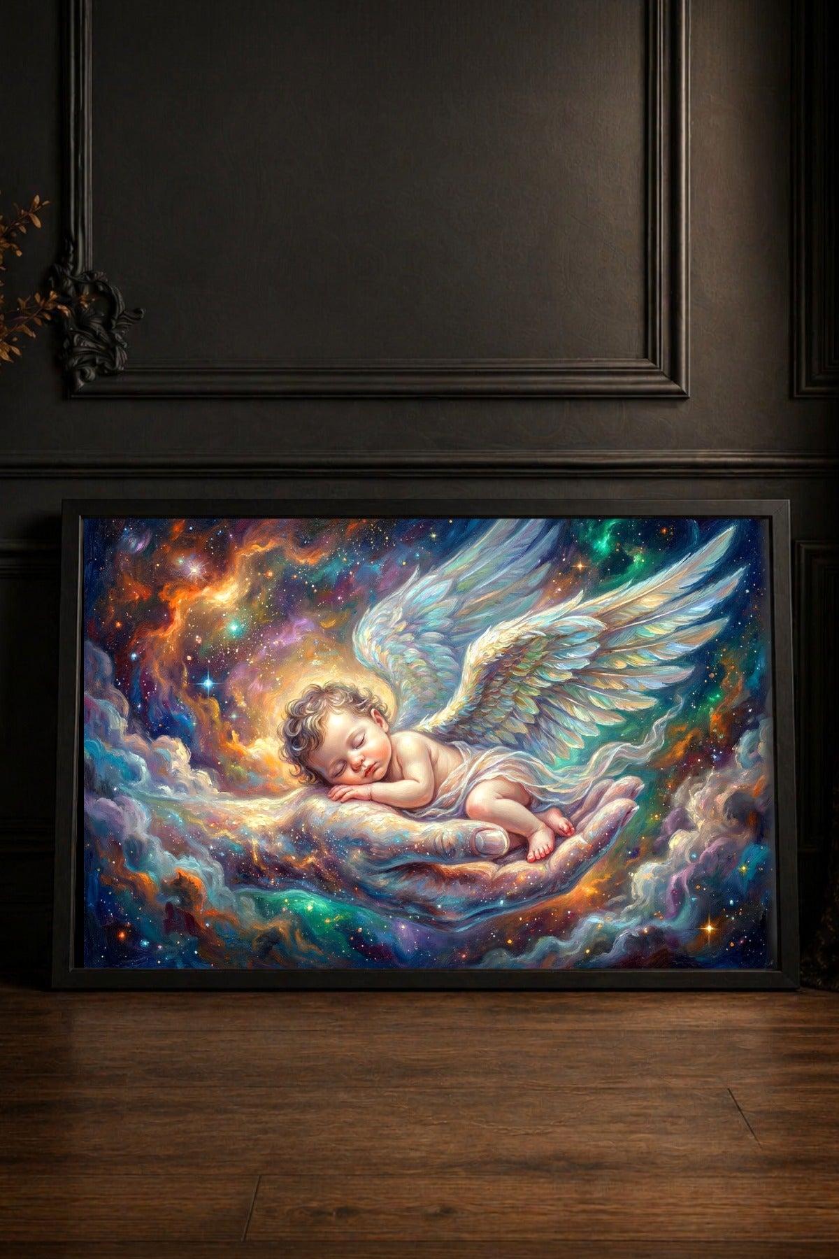 Gedrucktes Poster mit schlafendem Engelbaby in einer leuchtenden Hand vor farbigem Sternenhimmel in Blau, Rosé, Gold und Creme.
