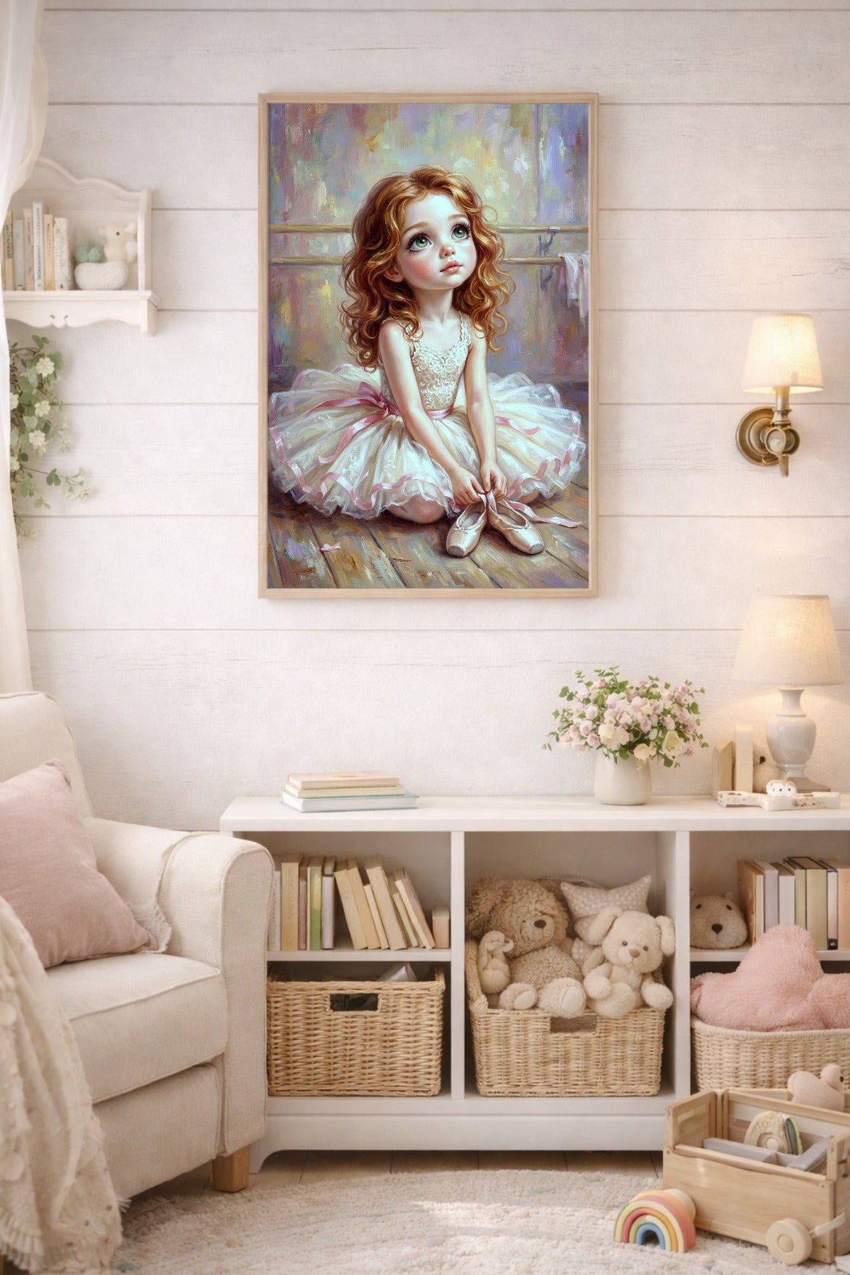 Gedrucktes Ballerina-Poster mit Mädchen im cremefarbenen Tutu, rotgoldenem Haar und zarter Hintergrundgestaltung im Stil der Vintage Romantik.