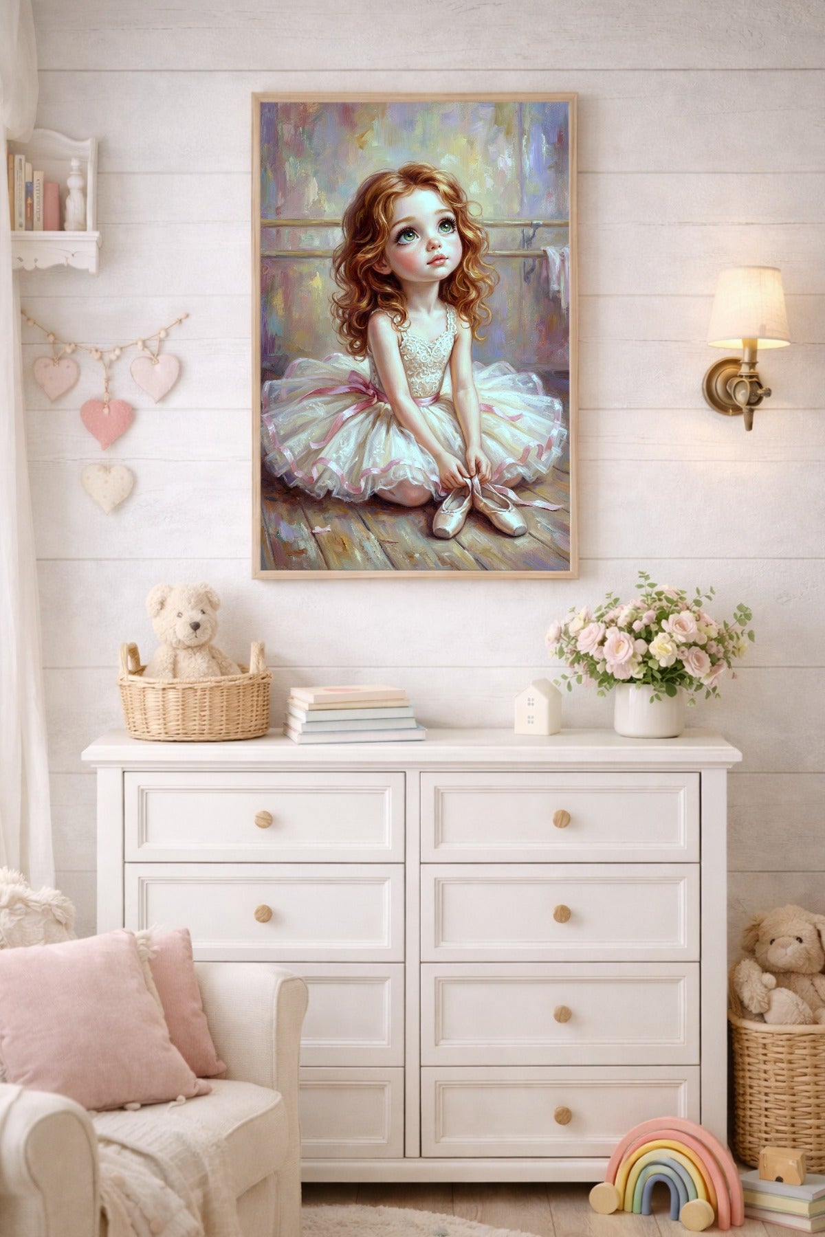 Romantisches Wandbild mit Ballerina-Mädchen, cremeweißem Tutu, rotgoldenen Locken und pastelligem Hintergrund in nostalgischer Bildsprache.