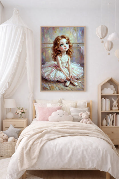 Gedrucktes Poster im Vintage-Romantik-Stil mit junger Ballerina, cremeweißem Tutu, warmem Lockenhaar und sanften Pastelltönen.