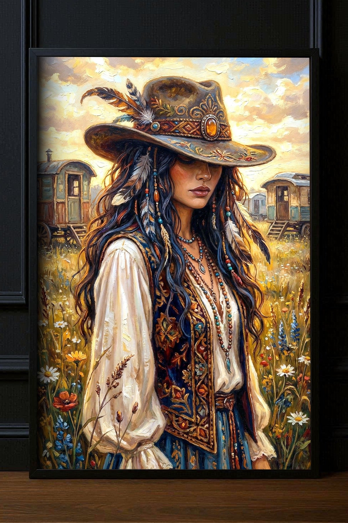 Gedrucktes Poster mit Boho Cowgirl, verziertem Westernhut, Federn und warmer Prärie-Szene im großen Rahmen