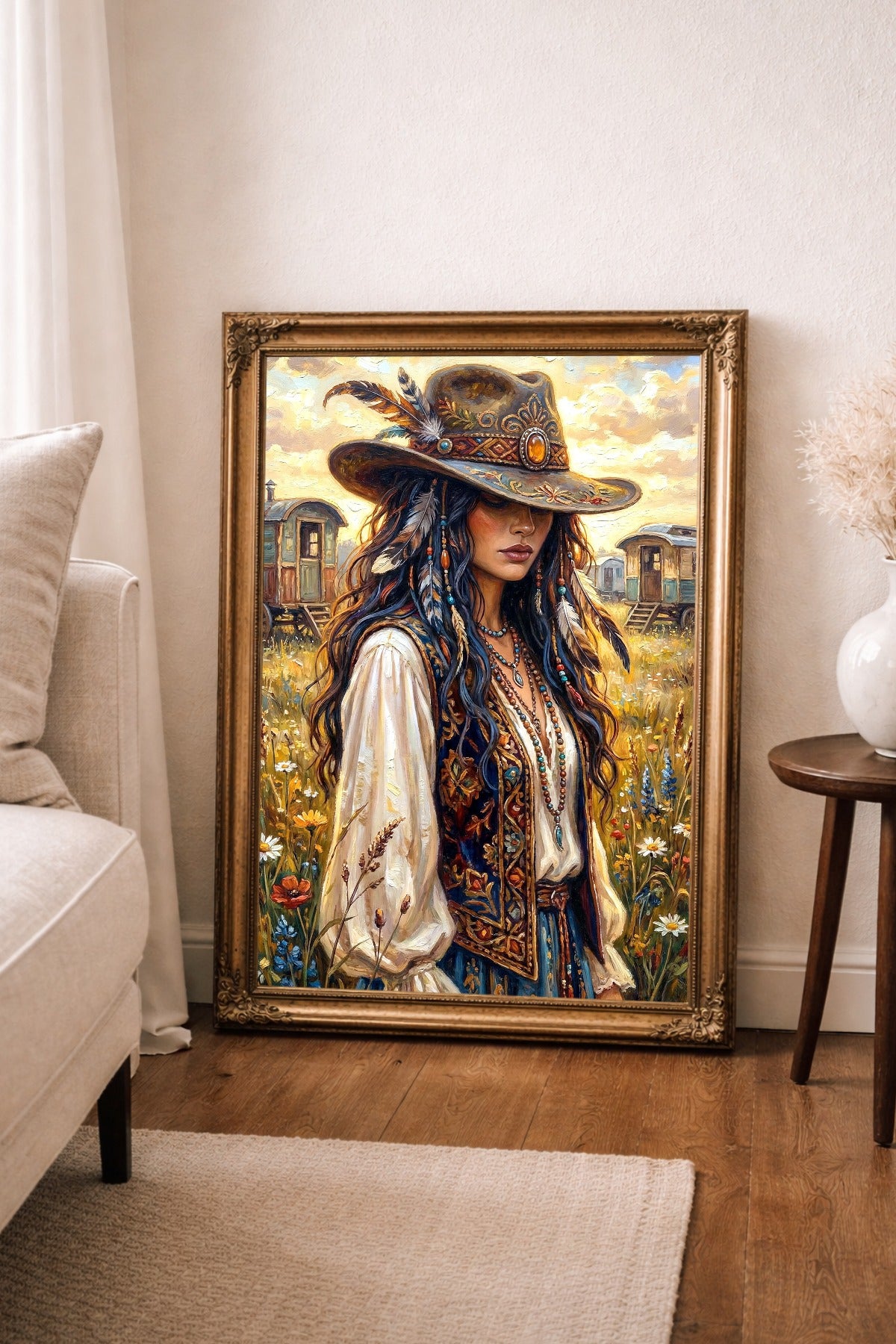 Boho-Cowgirl Poster mit Federschmuck, bestickter Weste und blühender Wildblumenwiese in goldener Abendstimmung. Als gerahmtes Bild