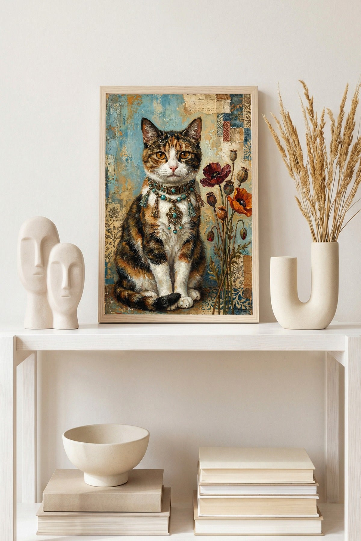 Digitales Kunstdruck-Motiv einer dreifarbigen Glückskatze mit türkisem Boho-Schmuck und roten Mohnblumen vor Vintage-Collage-Hintergrund.