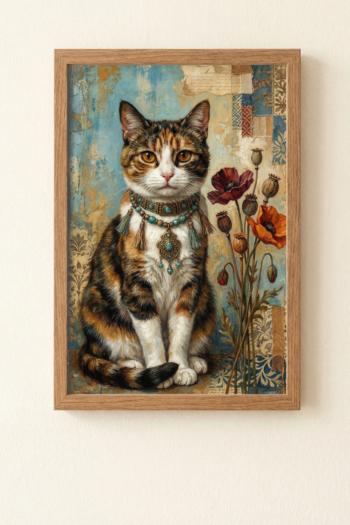 Digitales Kunstdruck-Motiv einer dreifarbigen Glückskatze mit türkisem Boho-Schmuck und roten Mohnblumen vor Vintage-Collage-Hintergrund.