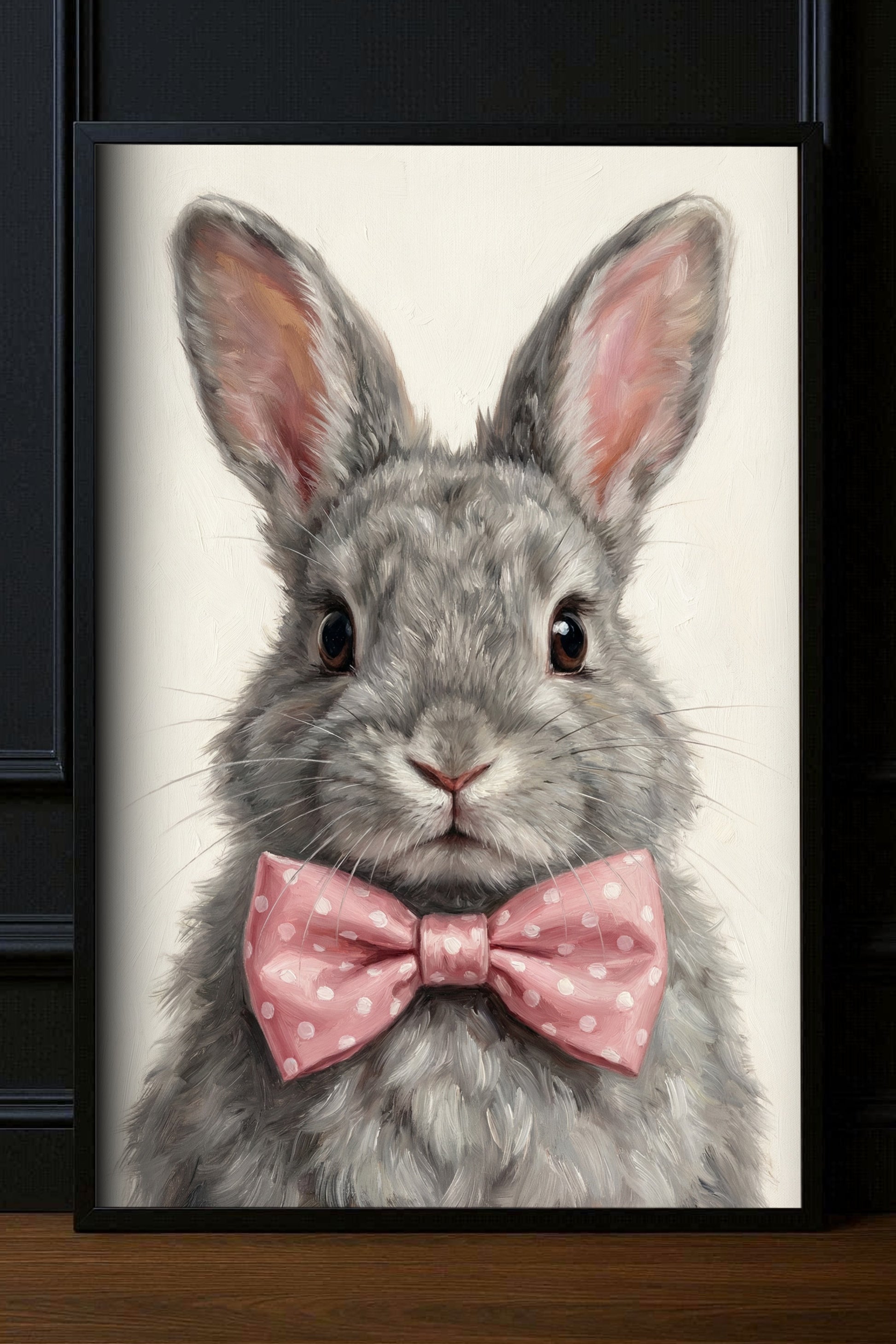 Hasen Poster mit grauem Kaninchen und rosa Schleife vor hellem Hintergrund als ruhiges Tierportrait für Kinderzimmer oder Wohnraum