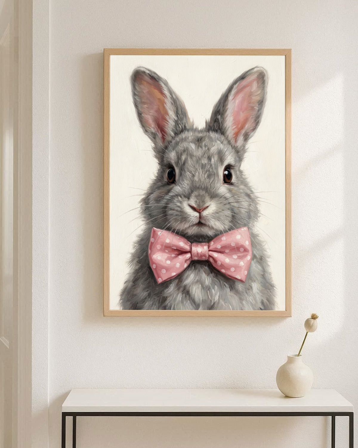 Hasen Poster mit grauem Kaninchen und rosa Schleife als ruhiges Tierportrait für Kinderzimmer