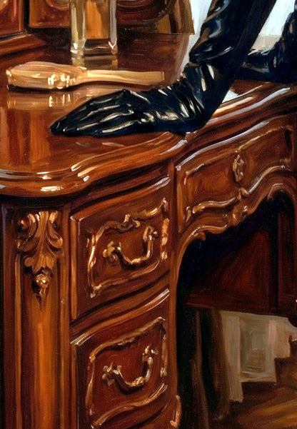 Detailsansicht. Vintage-Boudoir-Wandbild mit Frau im schwarzen Lacklook, Hasenmaske und antikem Schminktisch in warmer, burlesquer Lichtstimmung.