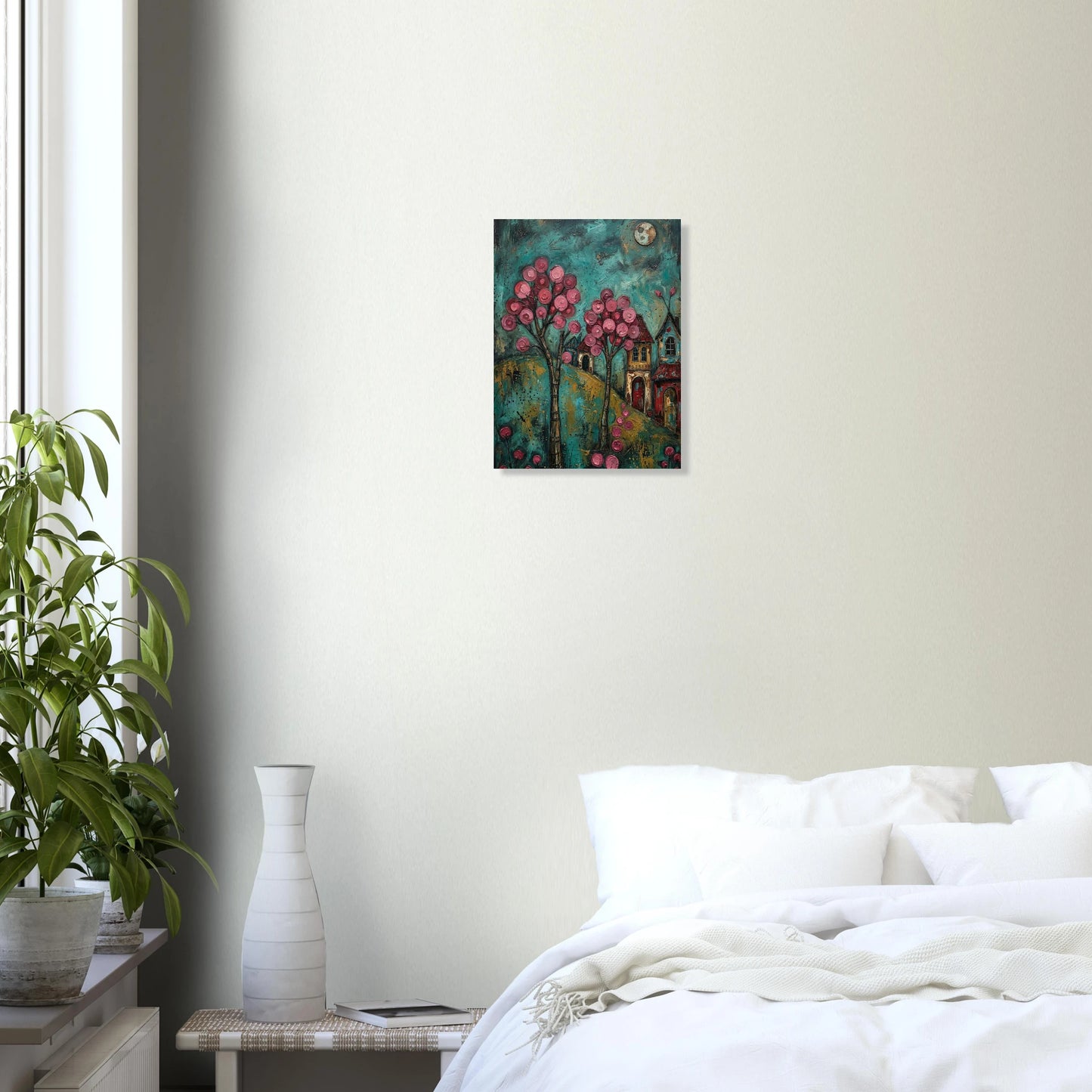 Hochwertiger Folk-Art-Kunstdruck eines Dorfes bei Nacht; mit leuchtend rosa Blütenbäumen, kleinen Häusern und Vollmond vor einem türkisblauen, malerischen Himmel.