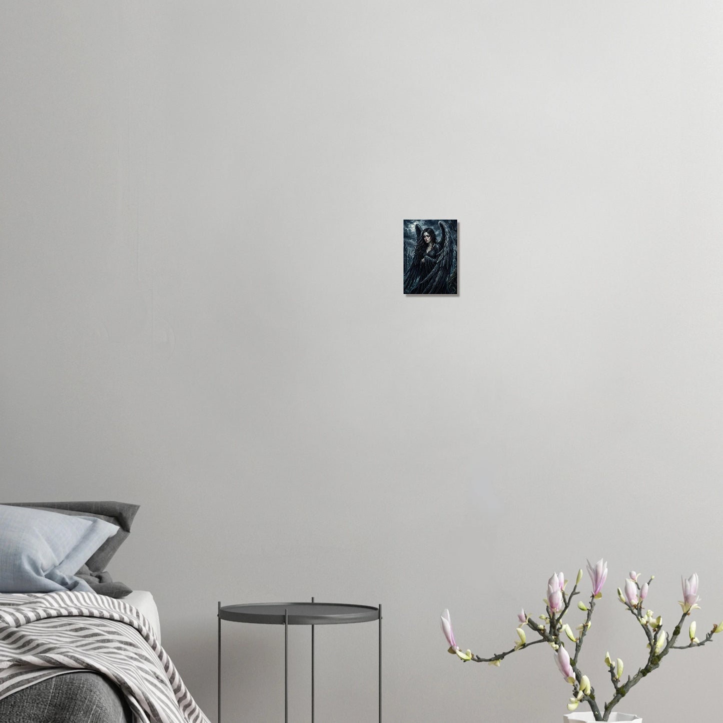 Hochwertiger Kunstdruck eines weinenden Engels mit nassen schwarzen Flügeln im Regen; düstere gotische Kathedrale im Hintergrund in Nachtblau und Anthrazit.