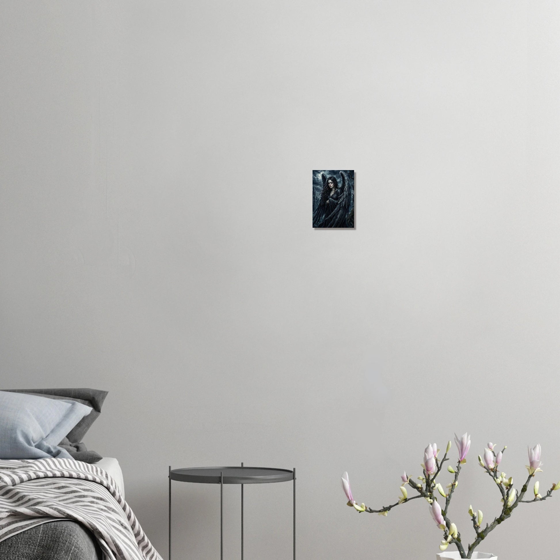 Hochwertiger Kunstdruck eines weinenden Engels mit nassen schwarzen Flügeln im Regen; düstere gotische Kathedrale im Hintergrund in Nachtblau und Anthrazit.