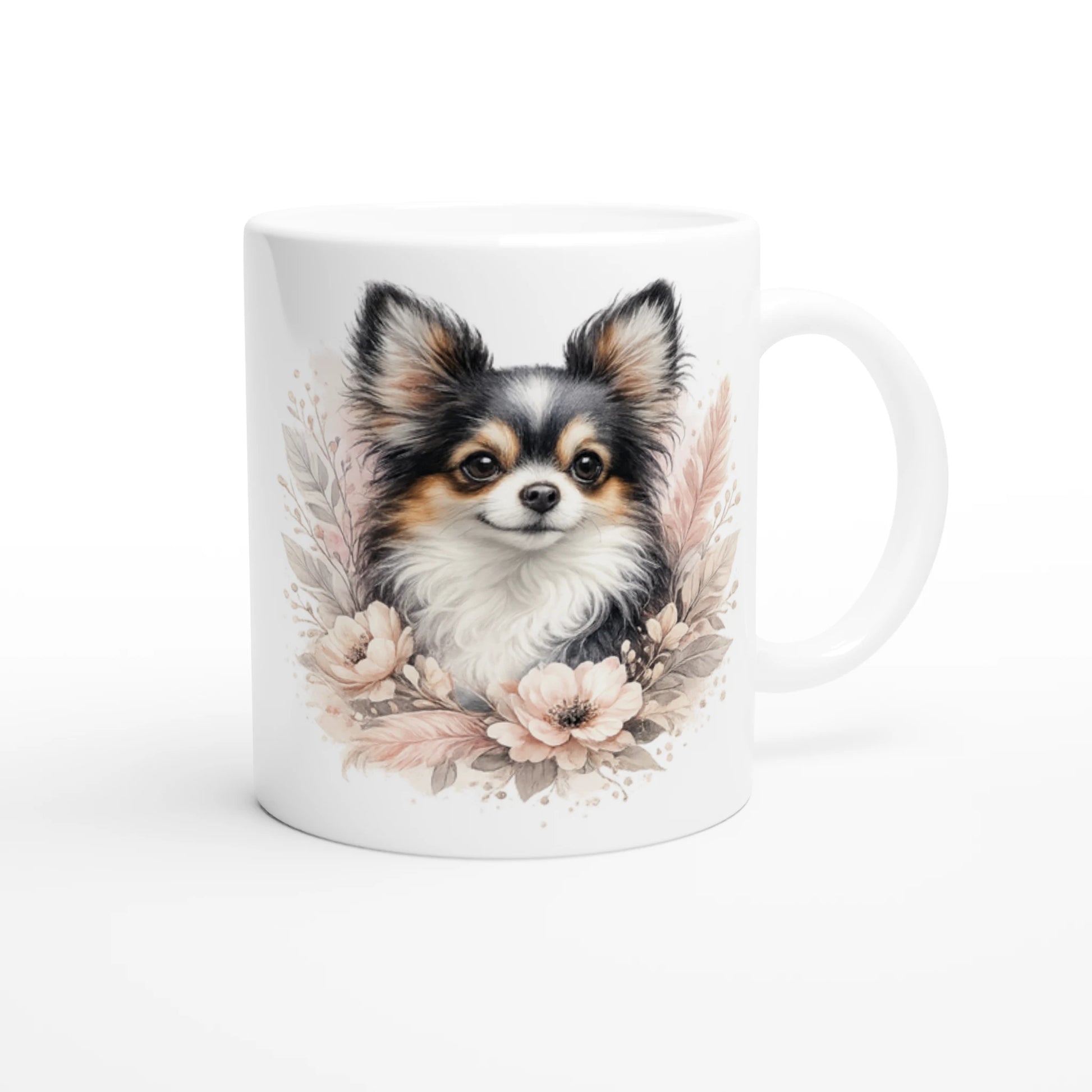 Keramiktasse mit Chihuahua Portrait und floralen Elementen in sanften Naturtönen, dekorative Hundetasse als Geschenk oder Alltagsbecher