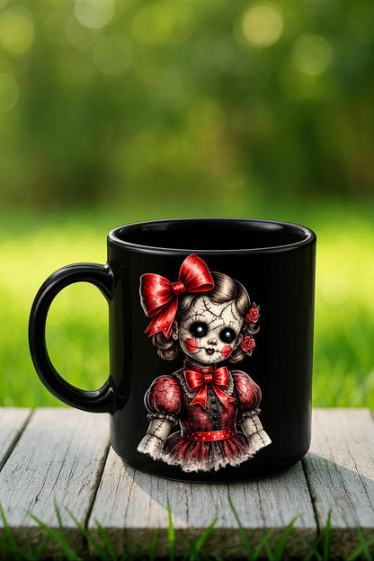 Haunted Doll Clipart – genähte, rissige Puppe mit großen schwarzen Augen, roten Schleifen, Rosen im Haar und rotem Vintage-Kleid als PNG mit transparentem Hintergrund
