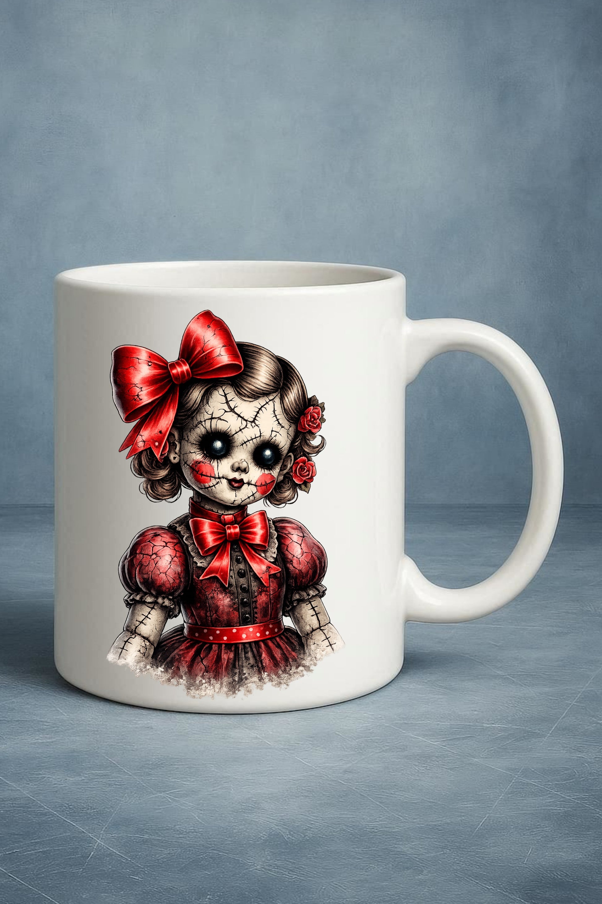 Haunted Doll Clipart – genähte, rissige Puppe mit großen schwarzen Augen, roten Schleifen, Rosen im Haar und rotem Vintage-Kleid als PNG mit transparentem Hintergrund