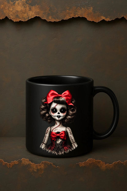 Haunted Doll Clipart – genähte Skull-Ragdoll mit großer roter Schleife, schwarzen Knopfaugen und zerschlissenem rot-schwarzen Kleid als PNG mit transparentem Hintergrund