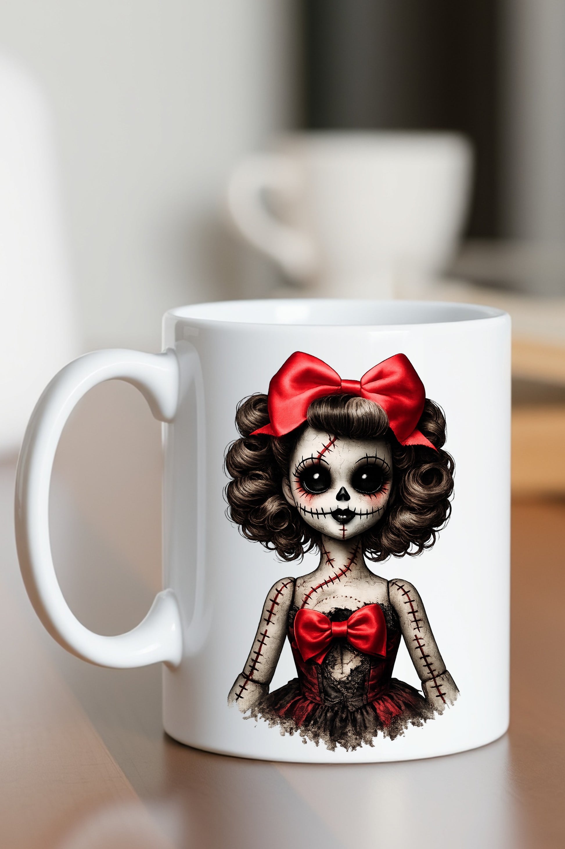 Haunted Doll Clipart – genähte Skull-Ragdoll mit großer roter Schleife, schwarzen Knopfaugen und zerschlissenem rot-schwarzen Kleid als PNG mit transparentem Hintergrund