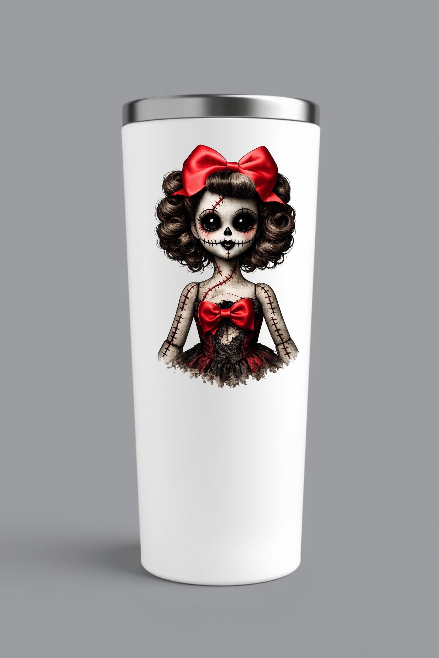 Haunted Doll Clipart – genähte Skull-Ragdoll mit großer roter Schleife, schwarzen Knopfaugen und zerschlissenem rot-schwarzen Kleid als PNG mit transparentem Hintergrund