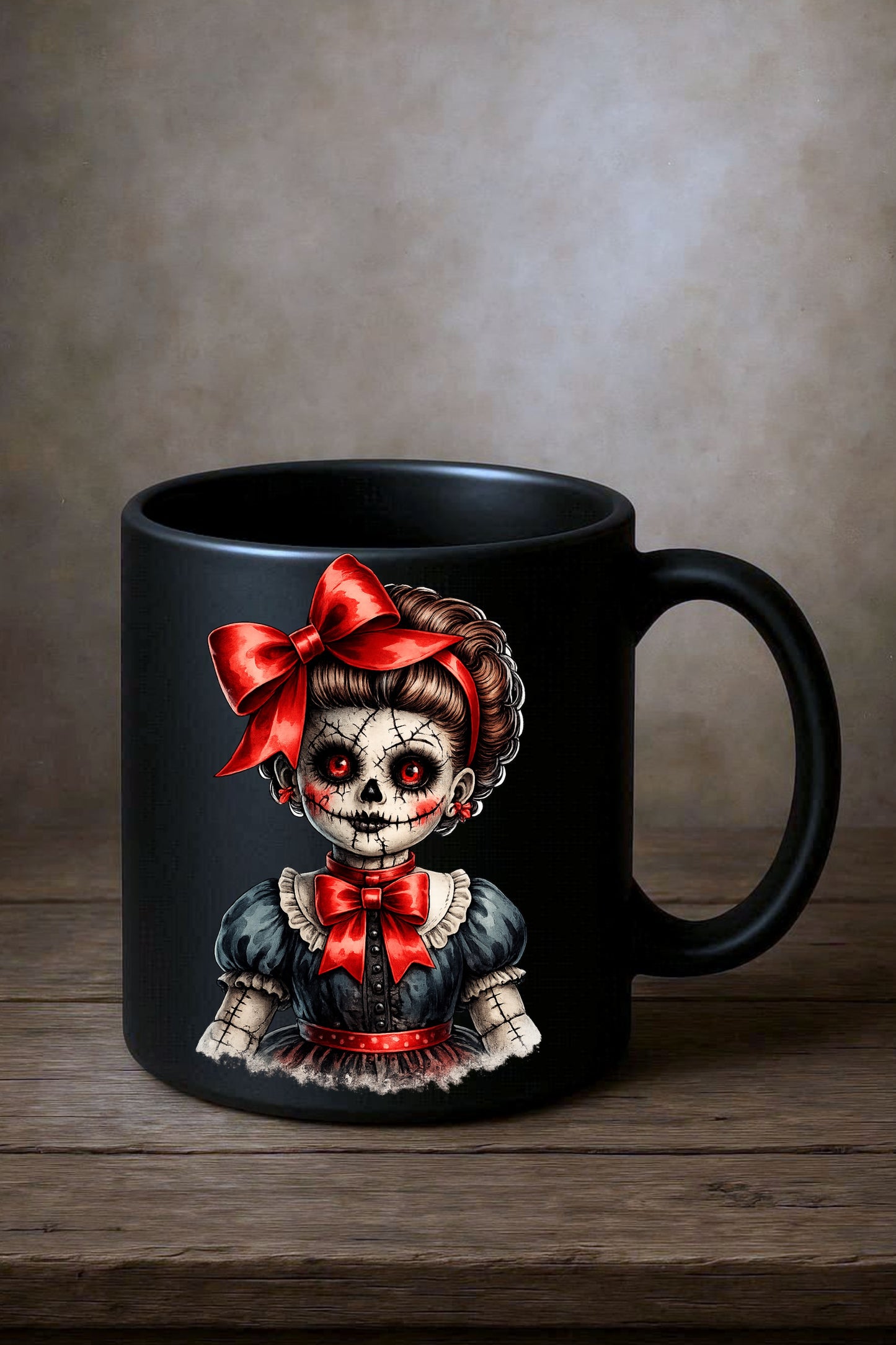Haunted Doll Clipart – genähte Skull-Puppe mit leuchtend roten Augen, großen roten Schleifen und dunklem Kleid als PNG mit transparentem Hintergrund