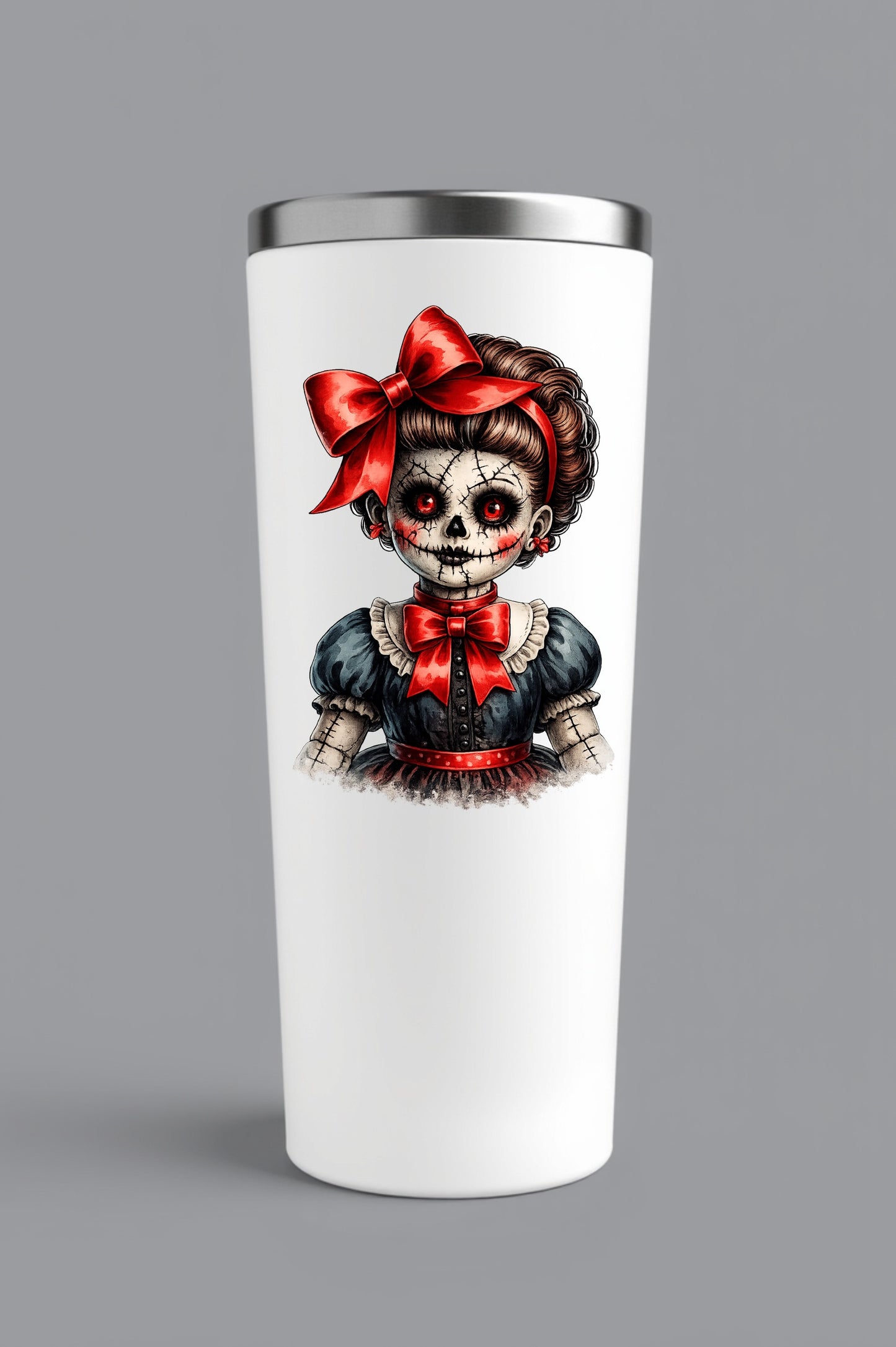 Haunted Doll Clipart – genähte Skull-Puppe mit leuchtend roten Augen, großen roten Schleifen und dunklem Kleid als PNG mit transparentem Hintergrund