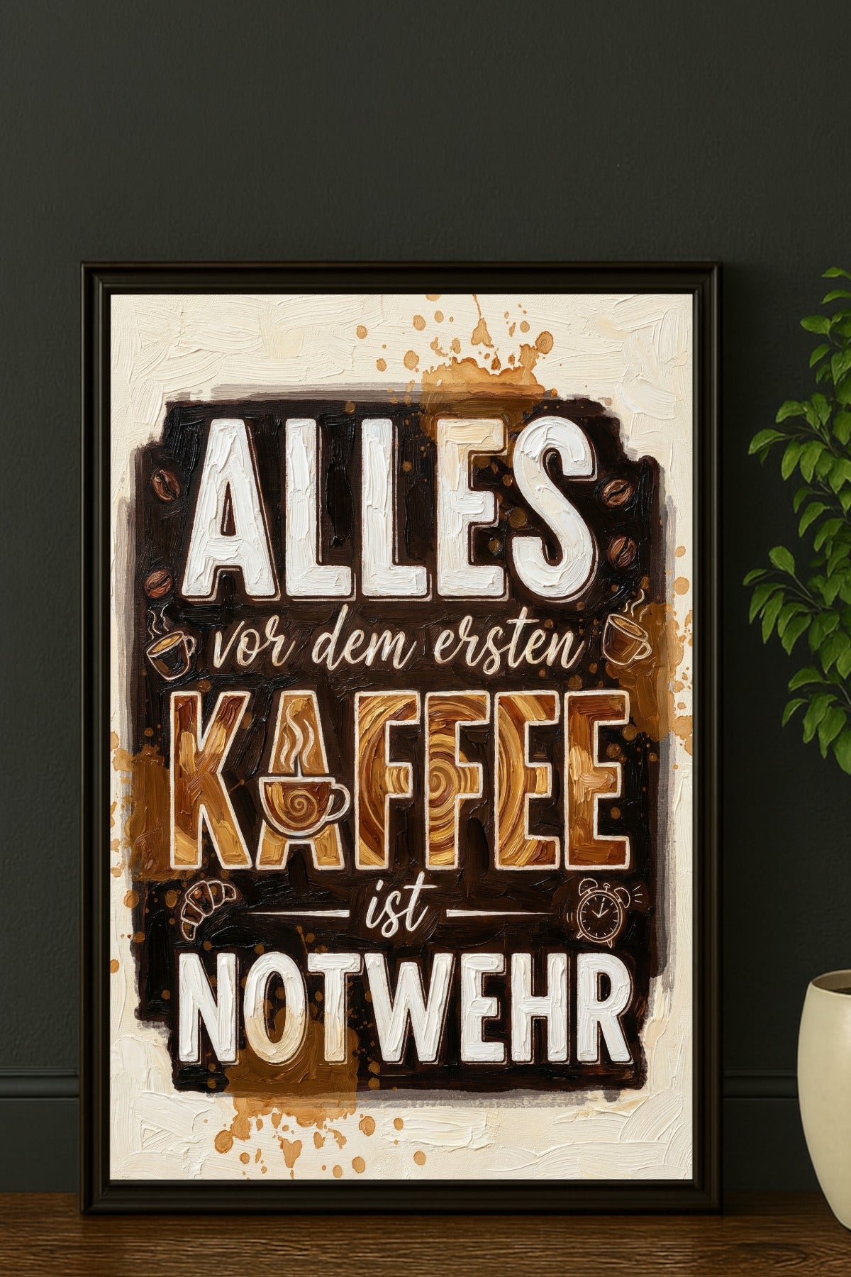 Lustiges Kaffee-Wandbild mit dem Spruch 'Alles vor dem ersten Kaffee ist Notwehr' in brauner Impasto-Typografie auf cremefarbenem Hintergrund.