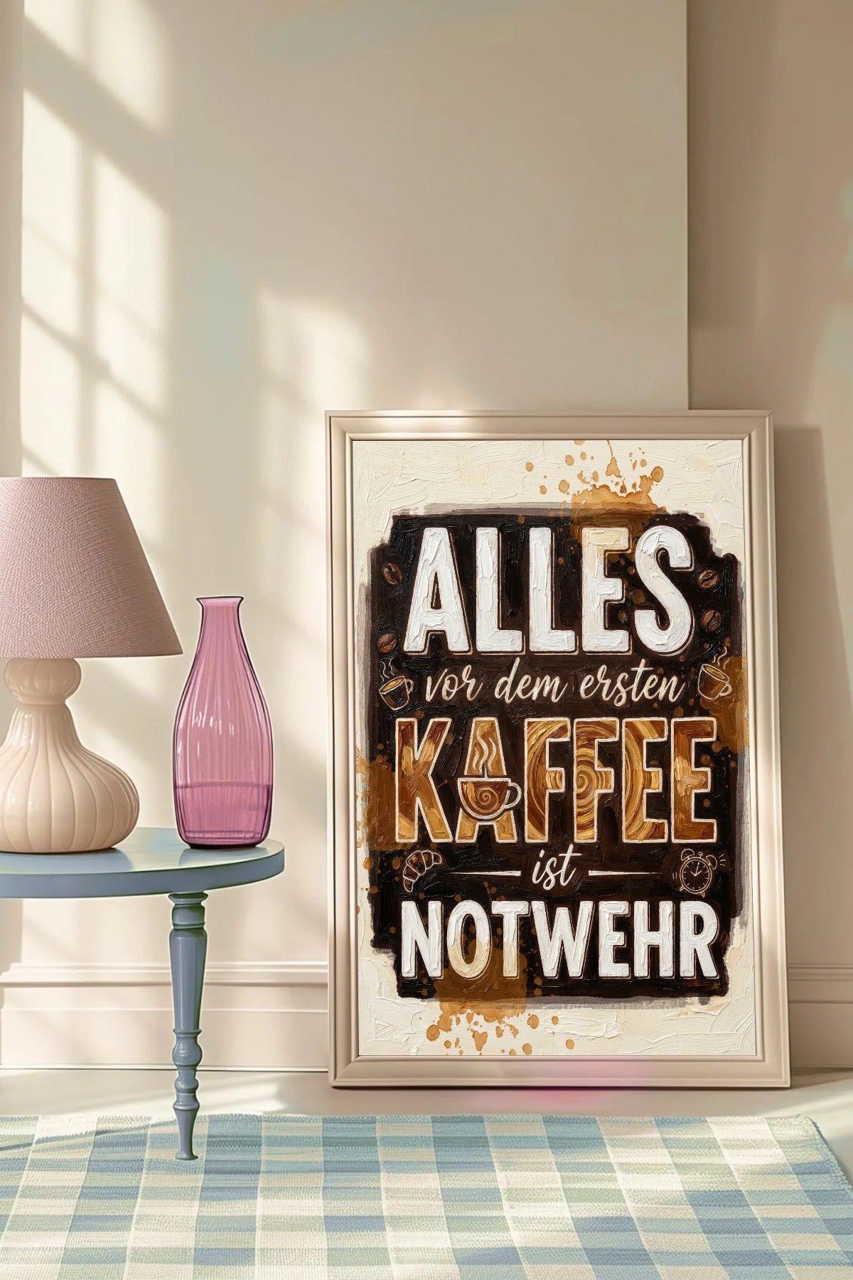 Lustiges Kaffee-Wandbild mit dem Spruch 'Alles vor dem ersten Kaffee ist Notwehr' in brauner Impasto-Typografie auf cremefarbenem Hintergrund.
