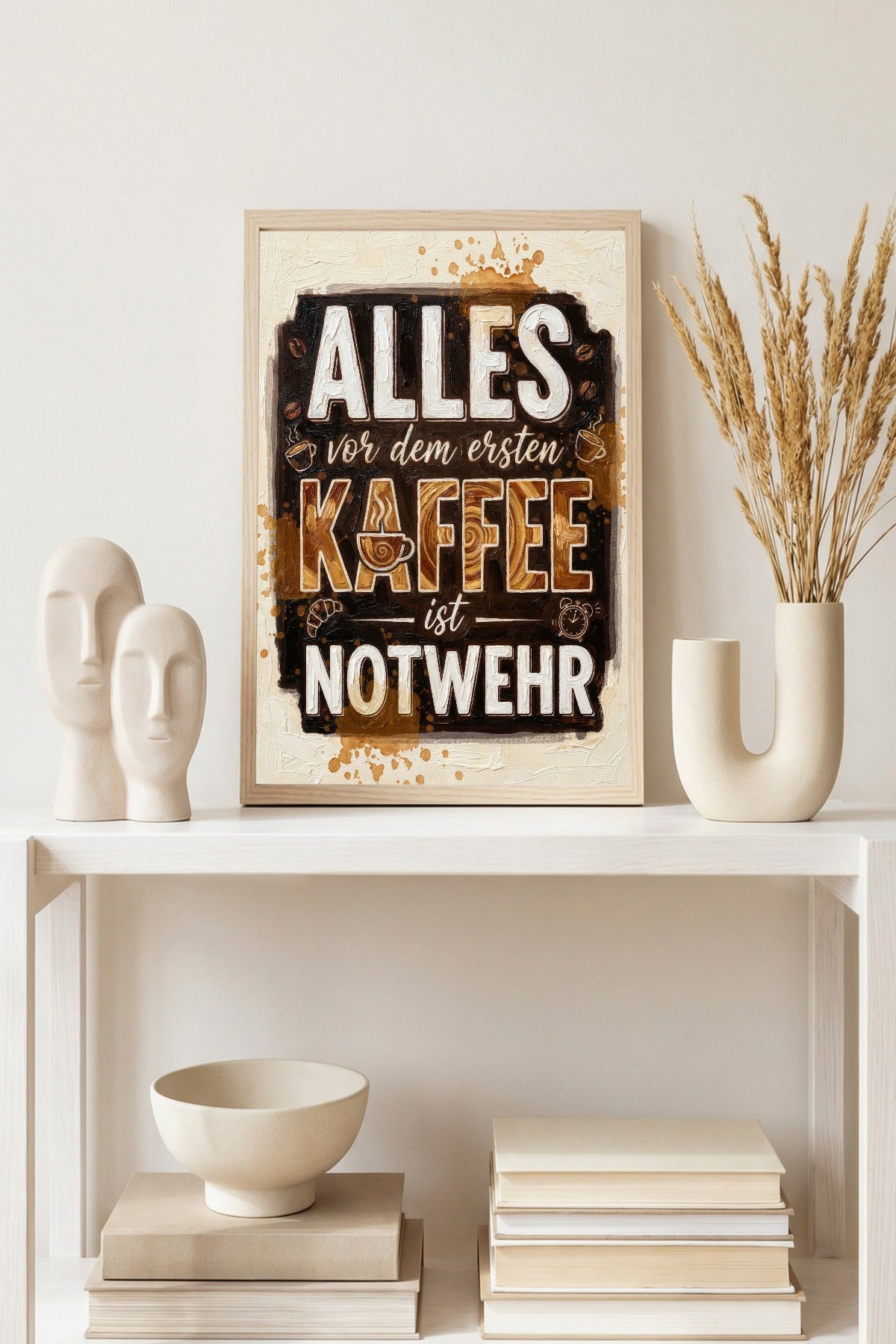 Lustiges Kaffee-Wandbild mit dem Spruch 'Alles vor dem ersten Kaffee ist Notwehr' in brauner Impasto-Typografie auf cremefarbenem Hintergrund.