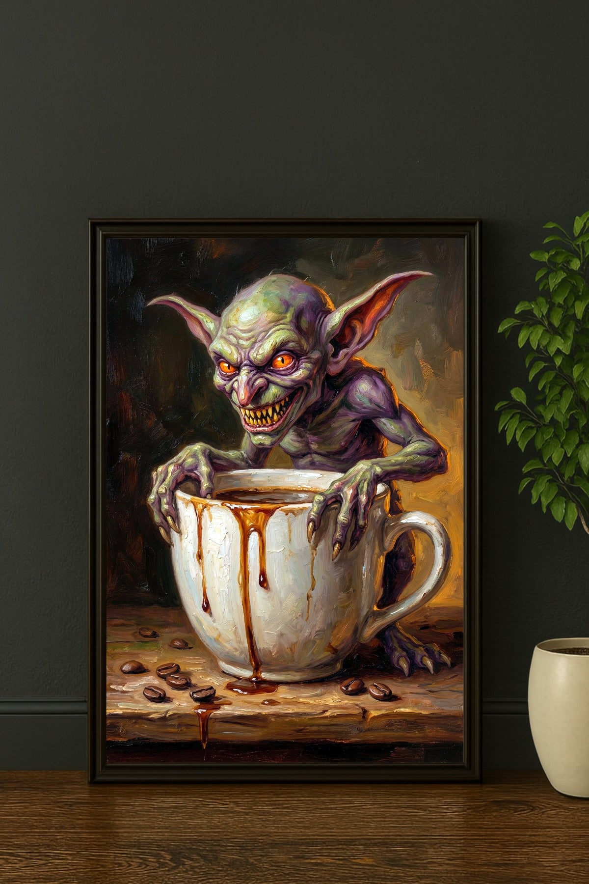 Digitales Coffee Goblin Poster mit grinsendem Fantasywesen, großer weißer Kaffeetasse, tropfendem Kaffee und verstreuten Kaffeebohnen.