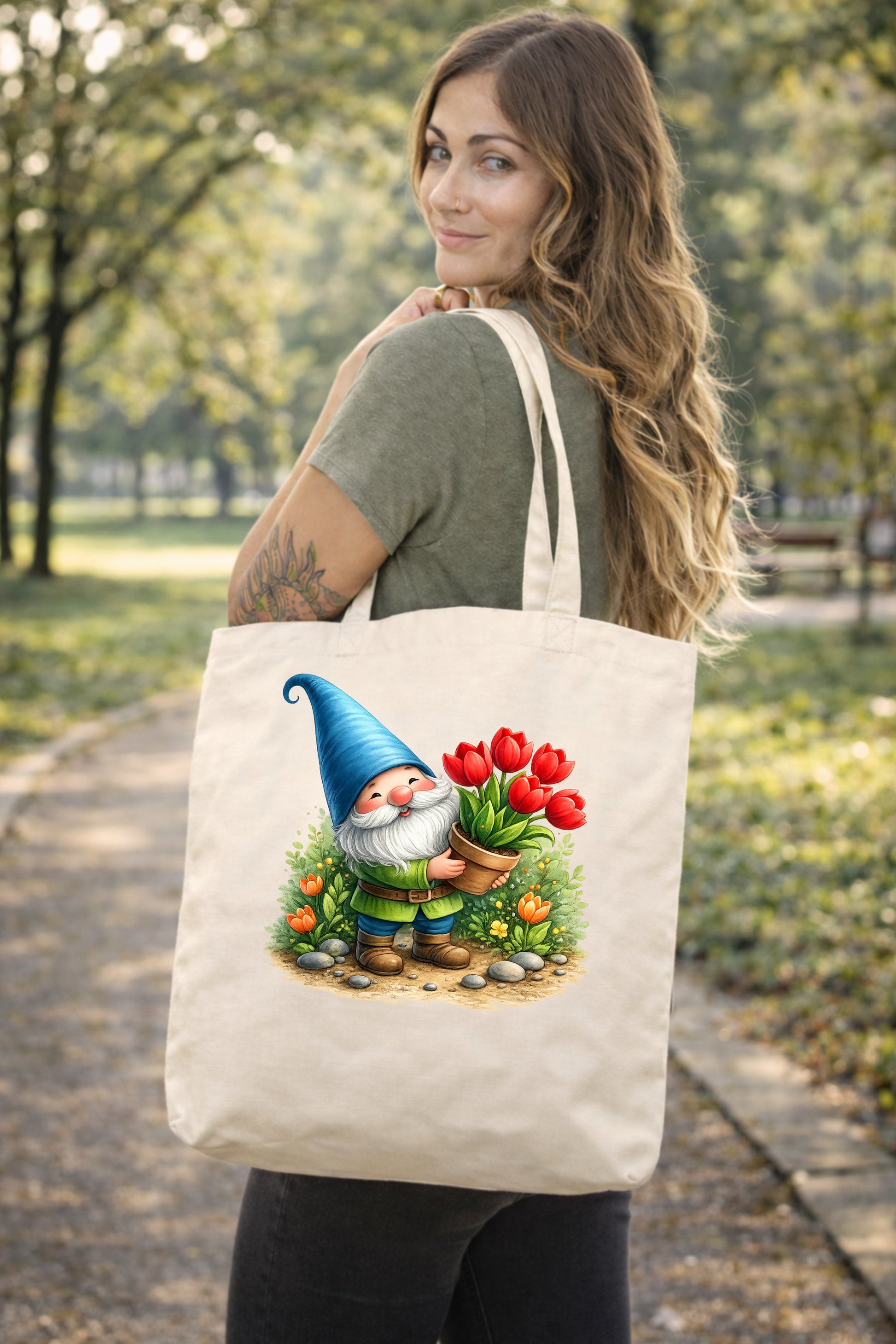 Baumwoll-Tote Bag mit Gartenzwerg und Tulpenmotiv, lange Henkel, verstärkte Nähte, erhältlich in Weiß oder Natur, nachhaltige Einkaufstasche.