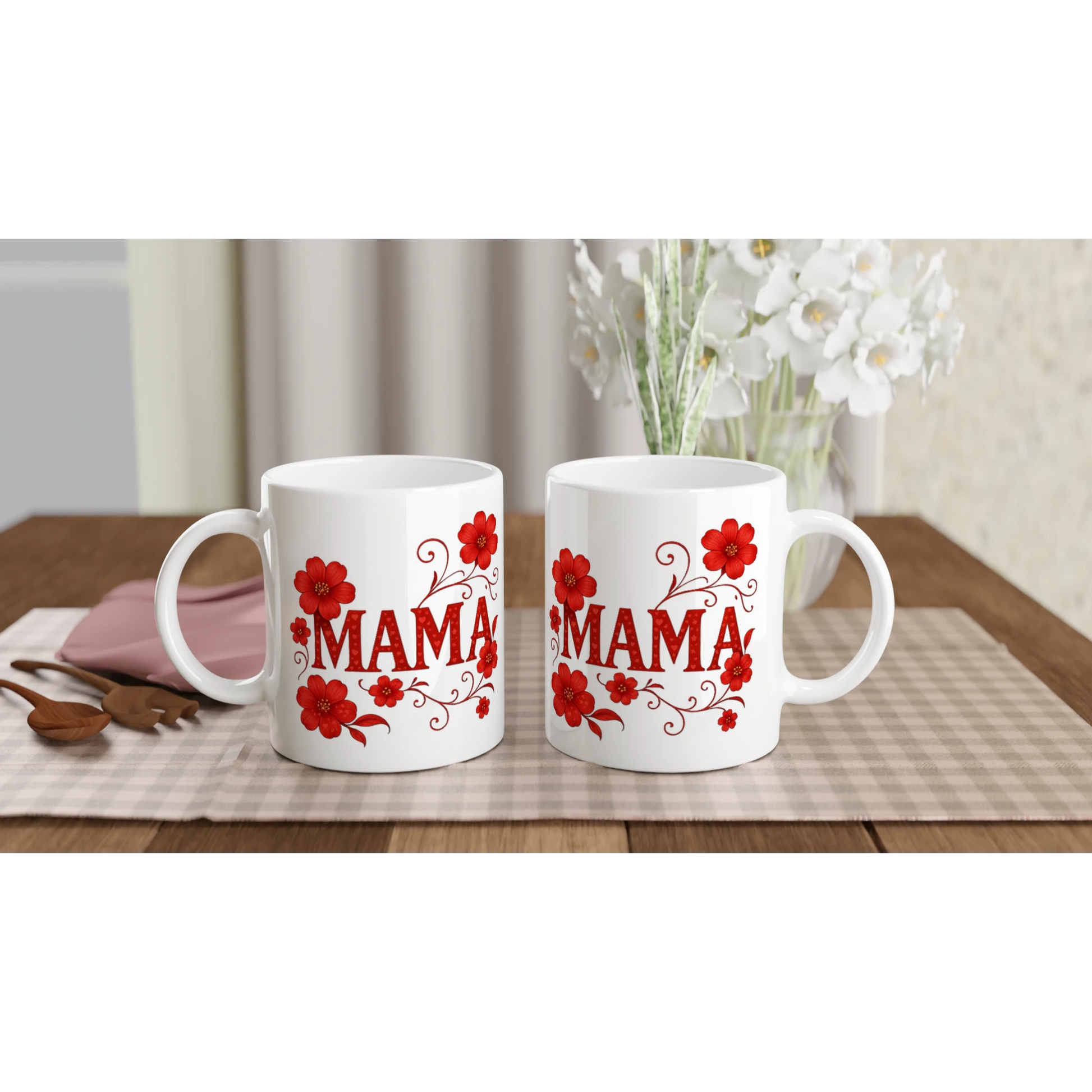 Weiße Keramiktasse mit Schriftzug Mama und rotem Blumenmotiv