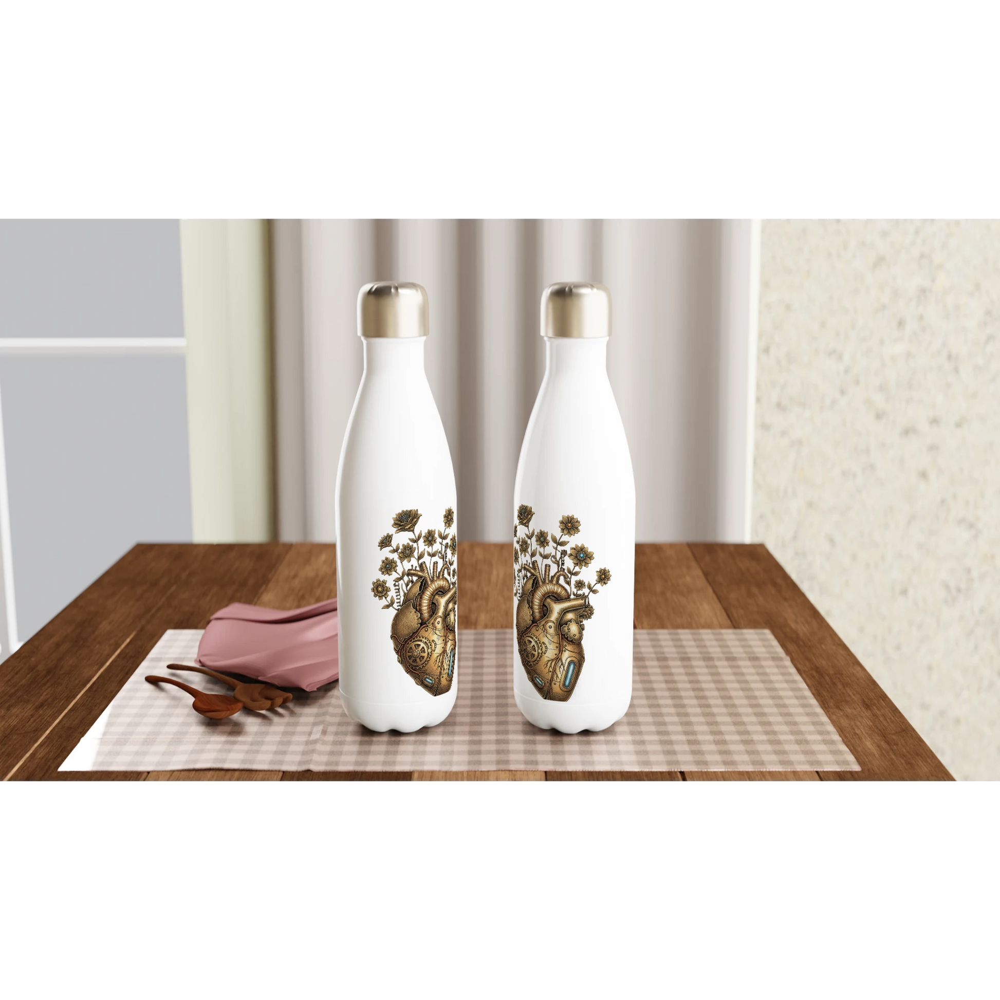 Weiße Edelstahl Trinkflasche mit isolierter Doppelwand und kunstvollem Herz-Motiv im Steampunk-Stil auf glatter Oberfläche