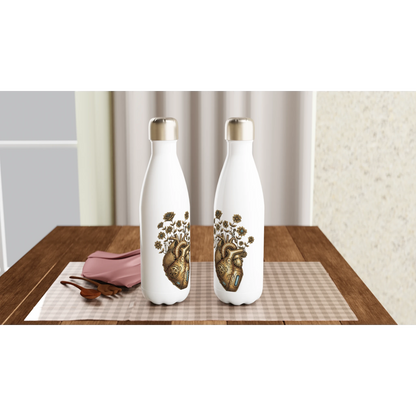 Weiße Edelstahl Trinkflasche mit isolierter Doppelwand und kunstvollem Herz-Motiv im Steampunk-Stil auf glatter Oberfläche