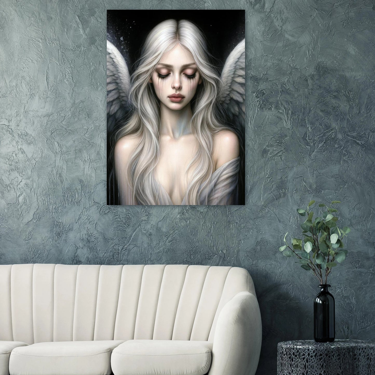 Melancholischer Engel mit geschlossenen Augen und ausgebreiteten Flügeln in ruhiger, dunkler Bildstimmung