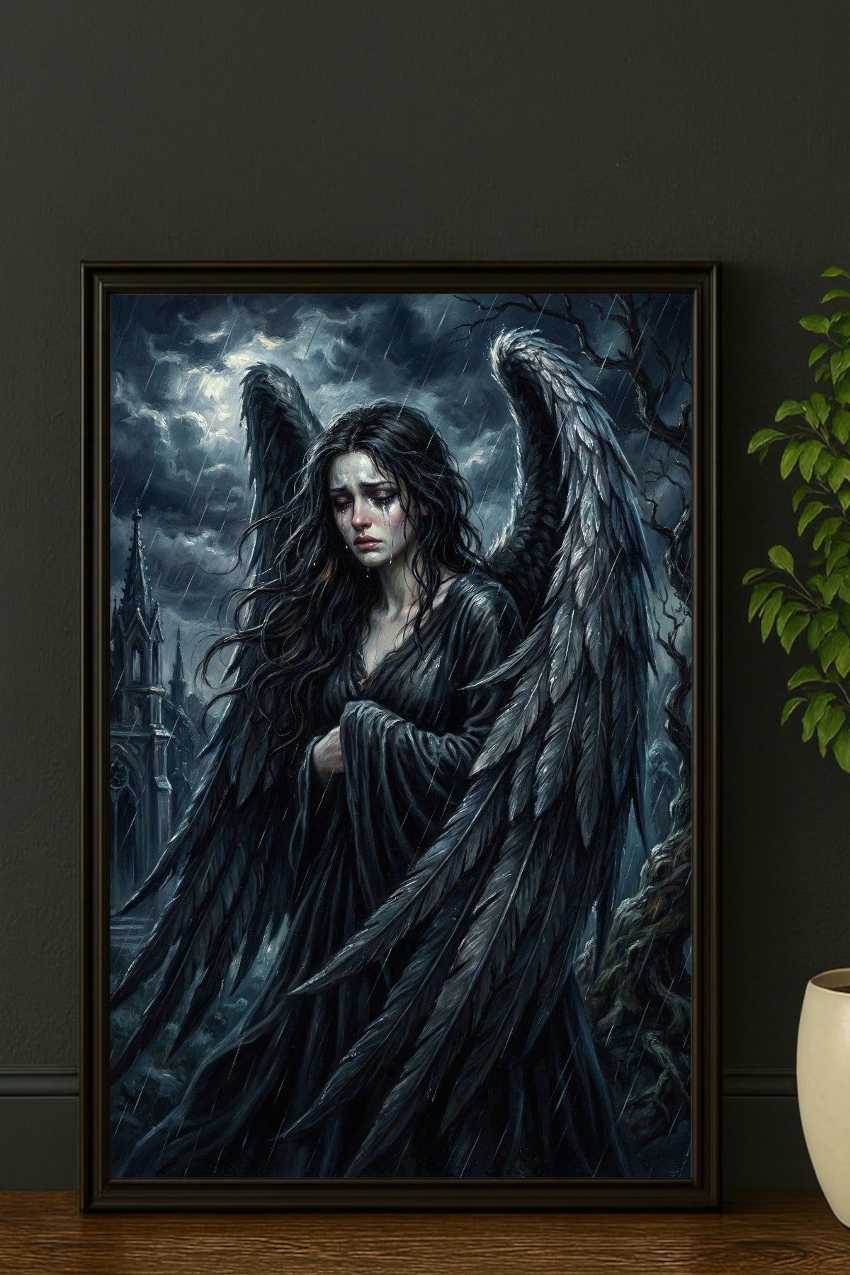 Detailreiche Dark-Fantasy-Illustration eines weinenden Engels mit großen, nassen schwarzen Flügeln, der einsam im Regen vor einer düsteren gotischen Kathedrale steht; atmosphärische Lichtakzente in Nachtblau und Silber.