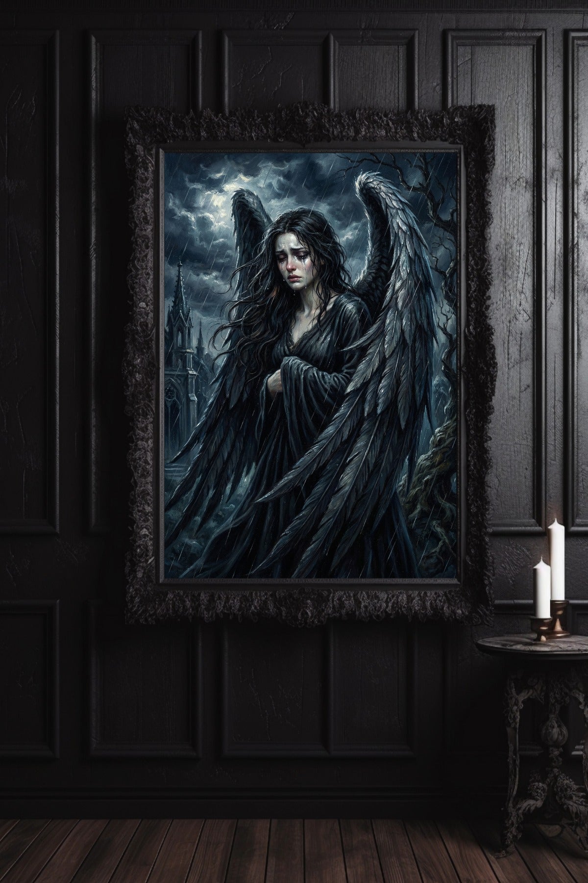 Detailreiche Dark-Fantasy-Illustration eines weinenden Engels mit großen, nassen schwarzen Flügeln, der einsam im Regen vor einer düsteren gotischen Kathedrale steht; atmosphärische Lichtakzente in Nachtblau und Silber.